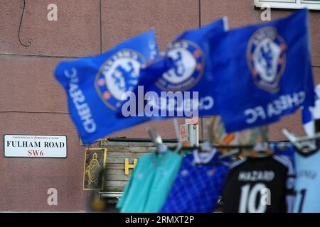 London, Großbritannien. 30. August 2023. Eine allgemeine Ansicht der Chelsea-Erinnerungsstücke, die auf der Fulham Road verkauft wurden, bevor sie am 30. August 2023 während des EFL Carabao Cup Second Round South Match zwischen Chelsea und AFC Wimbledon in Stamford Bridge, London, England, ausgetragen wurden. Foto: Carlton Myrie. Nur redaktionelle Verwendung, Lizenz für kommerzielle Nutzung erforderlich. Keine Verwendung bei Wetten, Spielen oder Veröffentlichungen eines einzelnen Vereins/einer Liga/eines einzelnen Spielers. Credit: UK Sports Pics Ltd/Alamy Live News Stockfoto