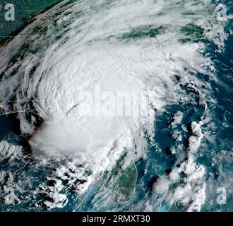 Miami, Usa. 30. August 2023. NOAA GEOS-East Satellitenbild, das den Hurrikan Idalia zeigt, der im Big Bend-Gebiet von Florida am Golf von Mexiko an Land kommt und starke Winde und eine potenzielle Sturmflut von 10 bis 15 Fuß als starker Sturm der Kategorie 3 bringt, 30. August 2023. Quelle: NESDIS/STAR/NOAA/Alamy Live News Stockfoto