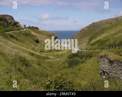 Tintagel, Cornwall, Großbritannien - 1. Juli 2022: Upper Mainland Courtyard and Great Ditch of Tintagel Castle Stockfoto