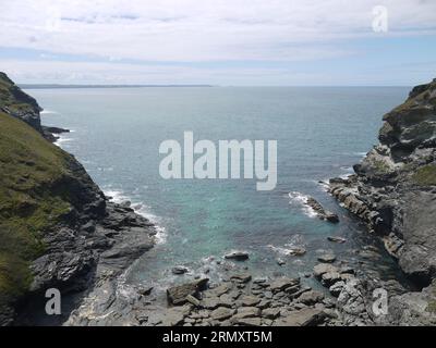 Tintagel, Cornwall, Großbritannien - 1. Juli 2022: Blick nach Südwesten über das Meer von der Tintagel Island Bridge Stockfoto