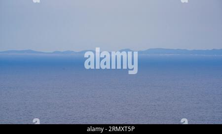 Berge von Menorca vom kap Cap de Formentor aus gesehen (Mallorca, Balearen, Spanien) vor allem: Montañas de Menorca mit Blick auf den cabo de Formentor Stockfoto