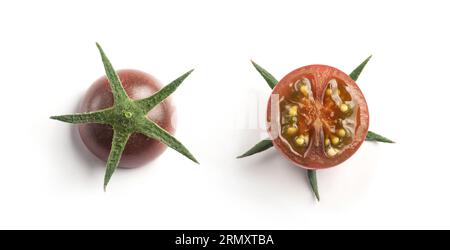 Halb schwarze Kirschtomate mit grünem Stiel isoliert auf weiß Stockfoto