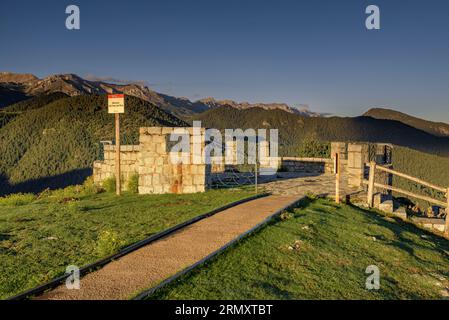 Sonnenaufgang vom Aussichtspunkt Cap Ras im Cadí-Moixeró Naturpark (Cerdanya, Lleida, Katalonien, Spanien) vor allem: Amanecer desde el mirador del Cap R Stockfoto