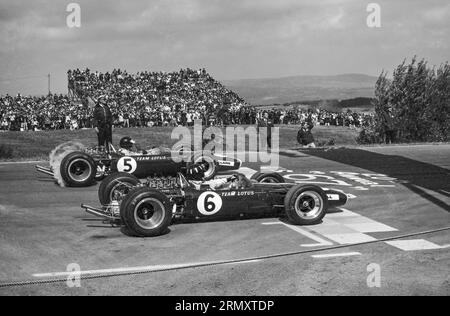 Start des Watkins Glen F1 Grand Prix 1967. #6 Garham Hill begann den 1., beendete den 2. Platz. #5 Jim Clark begann den 2., beendete den 1. Platz. Beide in Lotus Fords Stockfoto