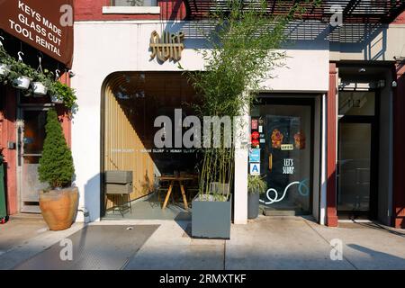 Hunan Slurp, 112 1st Ave., New York, New York, NYC Storefront Foto eines Hunan Chinese Restaurants in Manhattans East Village Nachbarschaft. 紐約 Stockfoto