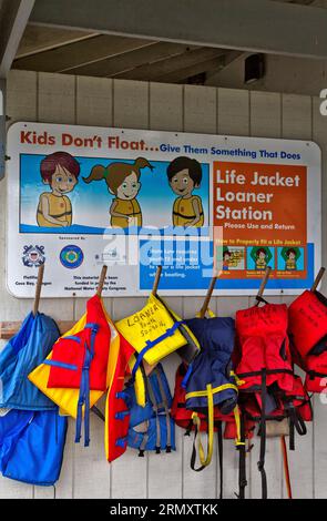 Life Jacket Loaner Station, Charleston Harbor, National Water Safety, State Law verlangt, dass Jugendliche bis 12 Jahre beim Bootfahren eine Schwimmweste tragen. Stockfoto