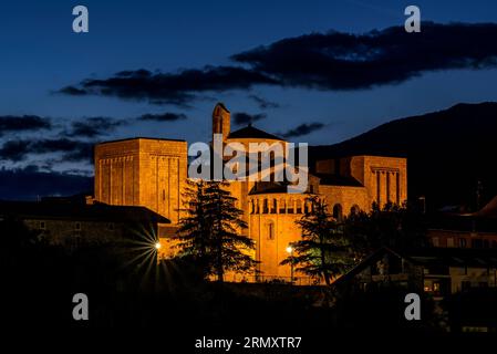 Kathedrale von La Seu d'Urgell, wenn es dunkel wird (Alt Urgell, Lleida, Katalonien, Spanien, Pyrenäen), besonders: Catedral de la Seu d'Urgell cuando se hace de noche Stockfoto