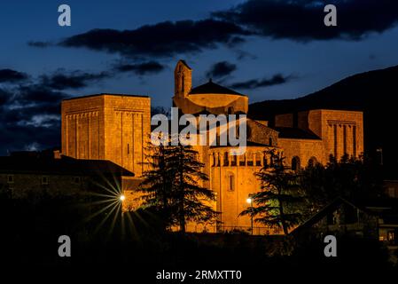 Kathedrale von La Seu d'Urgell, wenn es dunkel wird (Alt Urgell, Lleida, Katalonien, Spanien, Pyrenäen), besonders: Catedral de la Seu d'Urgell cuando se hace de noche Stockfoto