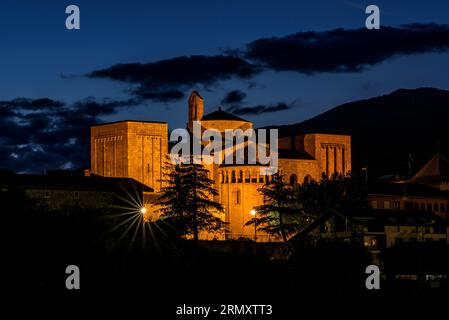 Kathedrale von La Seu d'Urgell, wenn es dunkel wird (Alt Urgell, Lleida, Katalonien, Spanien, Pyrenäen), besonders: Catedral de la Seu d'Urgell cuando se hace de noche Stockfoto