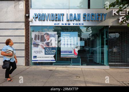 Die Provident Loan Society, 136-48 39th Ave, Queens, New York. New Yorker Schaufensterfoto eines Kreditgebers, Pfandleiher in Downtown Flushing. Stockfoto