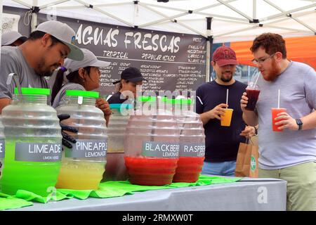 Lebensmittelhändler, der Aguas Frescas Tropical Juice Drinks auf einer Food Festival Street Fair am Broadway in New York City, 26. August 2023, verkauft. Stockfoto