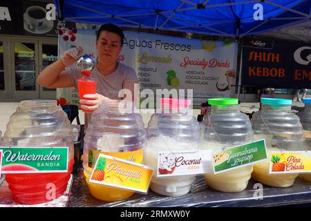 Lebensmittelhändler, der Aguas Frescas Tropical Juice Drinks auf einer Food Festival Street Fair am Broadway in New York City, 26. August 2023, verkauft. Stockfoto