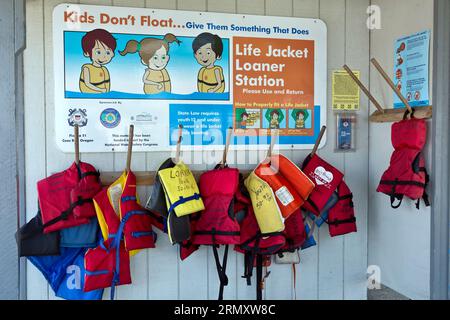 Life Jacket Loaner Station, Charleston Harbor, National Water Safety, State Law verlangt, dass Jugendliche bis 12 Jahre beim Bootfahren eine Schwimmweste tragen. Stockfoto