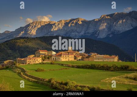 Vilanova de Banat, grüne Felder und die Cadí-Bergkette bei Sonnenuntergang im Spätsommer (Alt Urgell, Lleida, Katalonien, Spanien, Pyrenäen) Stockfoto