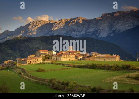 Vilanova de Banat, grüne Felder und die Cadí-Bergkette bei Sonnenuntergang im Spätsommer (Alt Urgell, Lleida, Katalonien, Spanien, Pyrenäen) Stockfoto