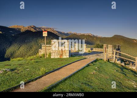 Sonnenaufgang vom Aussichtspunkt Cap Ras im Cadí-Moixeró Naturpark (Cerdanya, Lleida, Katalonien, Spanien) vor allem: Amanecer desde el mirador del Cap Ras Stockfoto