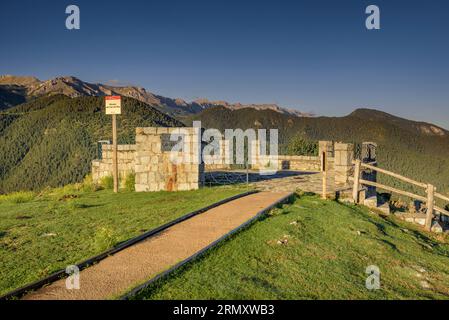 Sonnenaufgang vom Aussichtspunkt Cap Ras im Cadí-Moixeró Naturpark (Cerdanya, Lleida, Katalonien, Spanien) vor allem: Amanecer desde el mirador del Cap Ras Stockfoto