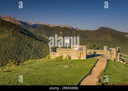 Sonnenaufgang vom Aussichtspunkt Cap Ras im Cadí-Moixeró Naturpark (Cerdanya, Lleida, Katalonien, Spanien) vor allem: Amanecer desde el mirador del Cap Ras Stockfoto