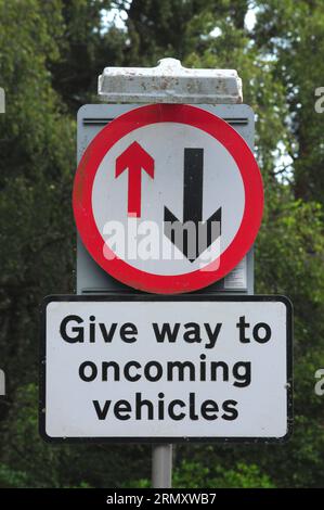 Geben Sie dem entgegenkommenden Verkehrsschild Platz Stockfoto