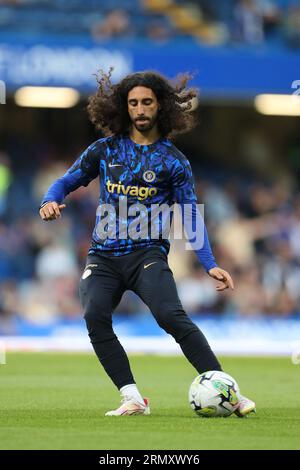 Stamford Bridge, Chelsea, London, Großbritannien. 30. August 2023. EFL Carabao Cup Football, Chelsea gegen AFC Wimbledon; Marc Cucurella von Chelsea erwärmt sich vor Kick-off Credit: Action Plus Sports/Alamy Live News Stockfoto