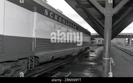 1950er Jahre, historisch, ein Schulraum Progress Eisenbahnwagen an einem Bahnsteig, USA. Gefördert vom Henry Ford Musuem, Greenfield Village und der Encyclopedia Americana, tourte School Progress USA in zwei Eisenbahnwaggons durch das Land, als Teil der Debatte über die Art von Schulen und Klassenzimmern, die Amerika ihren Kindern in der Nachkriegszeit bieten sollte. Stockfoto