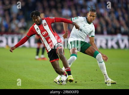 Andre Brooks von Sheffield United (links) und Alistair Smith von Lincoln City kämpfen während des Carabao Cup-Spiels in der zweiten Runde in der Bramall Lane, Sheffield, um den Ball. Bilddatum: Mittwoch, 30. August 2023. Stockfoto