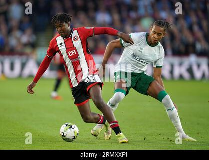 Andre Brooks von Sheffield United (links) und Alistair Smith von Lincoln City kämpfen während des Carabao Cup-Spiels in der zweiten Runde in der Bramall Lane, Sheffield, um den Ball. Bilddatum: Mittwoch, 30. August 2023. Stockfoto