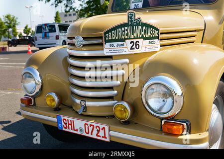 Waltershausen, Deutschland - 10. Juni 2023: A IFA Framo V9012. Vorderansicht des Stoßfängers, der Motorhaube, des Kühlergrills und der Scheinwerfer. Stockfoto