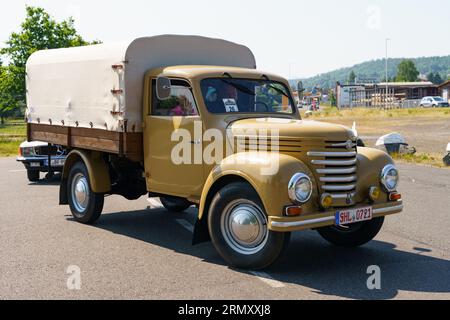 Waltershausen - 10. Juni 2023: Ein IFA Framo V9012 steht auf dem Parkplatz vor dem Burgenland-Klassiker. Stockfoto