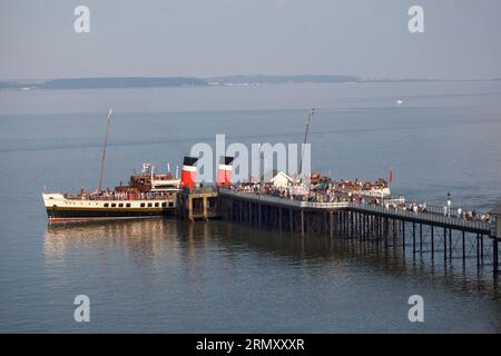 Die Menschenmassen am Ende des Pier in Penarth warten darauf, an Bord des PS Waverley Ship South Wales UK zu gehen Stockfoto