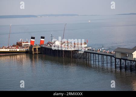 Die Menschenmassen am Ende des Pier in Penarth warten darauf, an Bord des PS Waverley Ship South Wales UK zu gehen Stockfoto