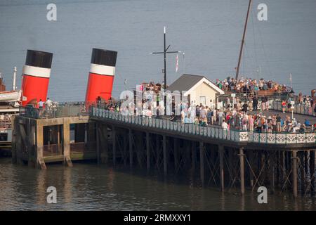 Die Menschenmassen am Ende des Pier in Penarth warten darauf, an Bord des PS Waverley Ship South Wales UK zu gehen Stockfoto