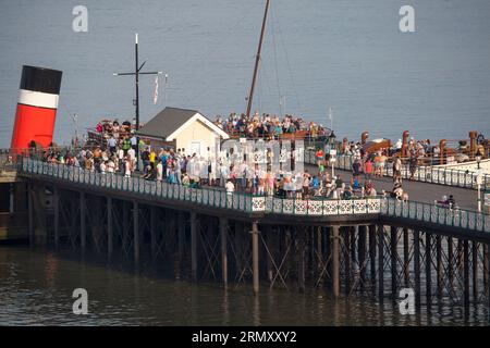 Die Menschenmassen am Ende des Pier in Penarth warten darauf, an Bord des PS Waverley Ship South Wales UK zu gehen Stockfoto