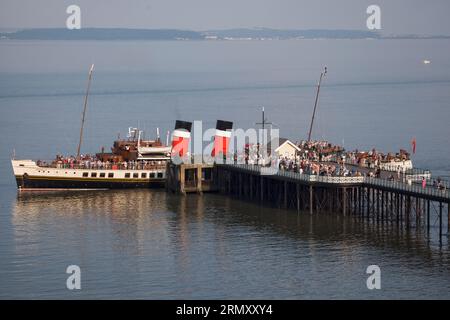 Die Menschenmassen am Ende des Pier in Penarth warten darauf, an Bord des PS Waverley Ship South Wales UK zu gehen Stockfoto