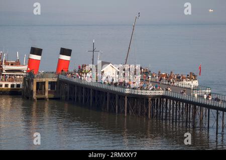 Die Menschenmassen am Ende des Pier in Penarth warten darauf, an Bord des PS Waverley Ship South Wales UK zu gehen Stockfoto