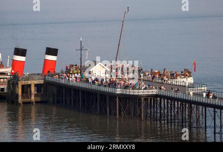 Die Menschenmassen am Ende des Pier in Penarth warten darauf, an Bord des PS Waverley Ship South Wales UK zu gehen Stockfoto