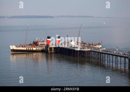 Die Menschenmassen am Ende des Pier in Penarth warten darauf, an Bord des PS Waverley Ship South Wales UK zu gehen Stockfoto