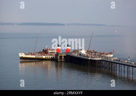 Die Menschenmassen am Ende des Pier in Penarth warten darauf, an Bord des PS Waverley Ship South Wales UK zu gehen Stockfoto