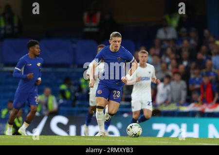 Stamford Bridge, Chelsea, London, Großbritannien. 30. August 2023. EFL Carabao Cup Football, Chelsea gegen AFC Wimbledon; Conor Gallagher von Chelsea kommt auf den Ball Credit: Action Plus Sports/Alamy Live News Stockfoto