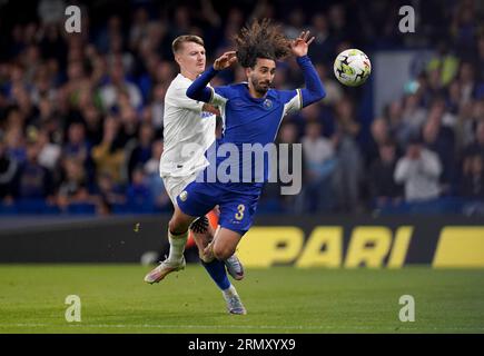 Marc Cucurella von Chelsea wird im Carabao Cup in der zweiten Runde in Stamford Bridge, London, von James Tilley aus Wimbledon angegriffen. Bilddatum: Mittwoch, 30. August 2023. Stockfoto