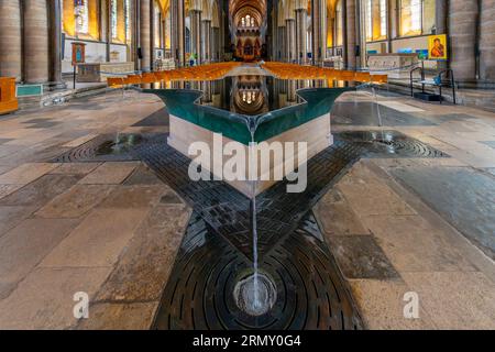 Die Wasserfontäne spiegelt den Altar und das Innere der mittelalterlichen Kathedrale von Salisbury wider, die vom berühmten britischen Wasserbildhauer William Pye entworfen wurde Stockfoto