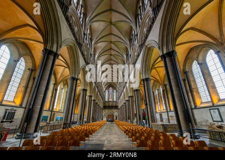 Innenansicht des Kirchenschiffs, des Altars und der Säulen in der Kathedrale von Salisbury, der ehemaligen Kathedrale der Heiligen Jungfrau Maria in Salisbury, Großbritannien Stockfoto