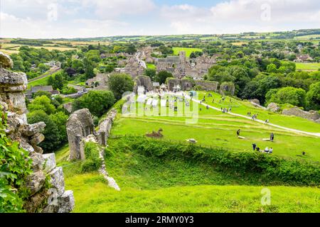 Blick von den Ruinen des mittelalterlichen Corfe Castle aus dem 11. Jahrhundert des Dorfes Corfe Castle und der Landschaft des Dorset County im Südwesten Englands Stockfoto