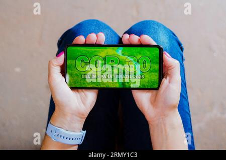 In dieser Abbildung wird das COP30-Logo der UN-Klimakonferenz 2025 auf einem Smartphone-Bildschirm angezeigt. Stockfoto