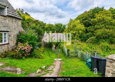 Ein malerisches Steinhaus neben einer Wassermühle und einem Wasserfall in der englischen Landschaft des Cotswold District im Südosten Englands, Großbritannien... Stockfoto