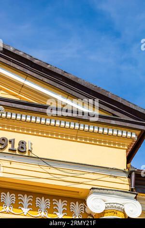 Architektonische Details, Fassade des Gebäudes der 1 Decembrie 1918 Universität, Alba Iulia, Rumänien, 2021 Stockfoto