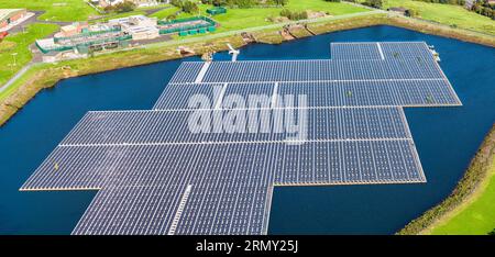 Schwimmende Solarpaneele in Godley, Manchester, Vereinigtes Königreich. Luftaufnahme mit Tausenden von Solarpaneelen, die sanft auf der Wasseroberfläche ruhen Stockfoto