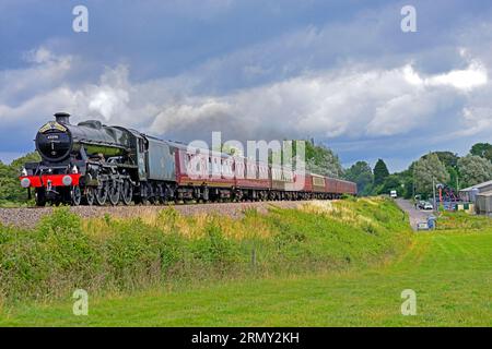 Der dampfgezogene Royal Duchy Exkursion wird auf der Rattery Bank in Tigley westlich von Totnes in Devon gesehen. Die Lokomotive ist LMS 4-6-0 45596 Bahamas Stockfoto