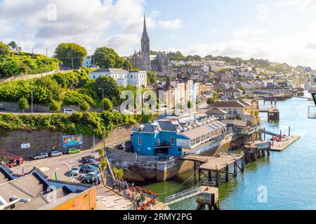 Colman's Cathedral und die Skyline der Küstenstadt Cobh, Irland, der letzte Anlaufhafen der Titanic, vom Hafen und Kreuzfahrthafen aus gesehen. Stockfoto