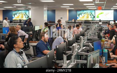 Washington, Usa. 30. August 2023. Mitarbeiter der Federal Emergency Management Agency überwachen die Situation mit Hurrikan Idalia von der Kommandozentrale am FEMA-Hauptquartier, 30. August 2023 in Washington, DC. Credit: Jenna Converse/FEMA/Alamy Live News Stockfoto